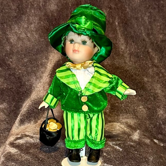 Cute Shamrock with his pot of gold - Picture 7 of 11